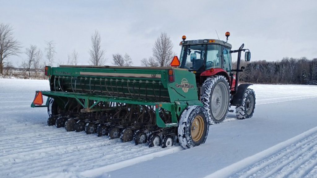 L’agriculteur Gotthard Neeser a semé son engrais vert le 16 février. Photo : Gracieuseté de Gotthard Neeser