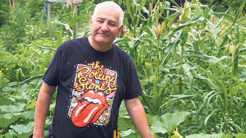 Stephen McComber, dit Silverbear, a longuement travaillé dans des prisons, où il a bâti des potagers pour contribuer à la réhabilitation des prisonniers. Photos : Sophie Lachapelle