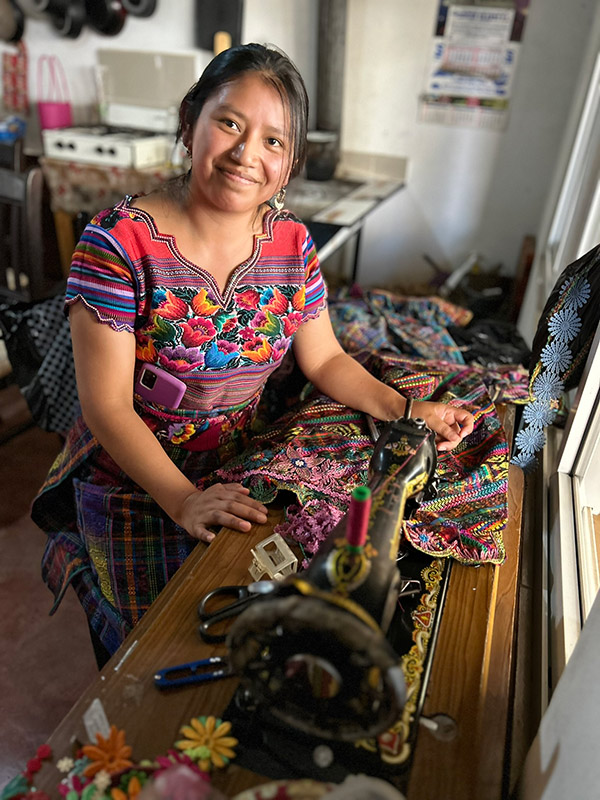 Marta Cutzal gagne un petit pécule avec l’artisanat.