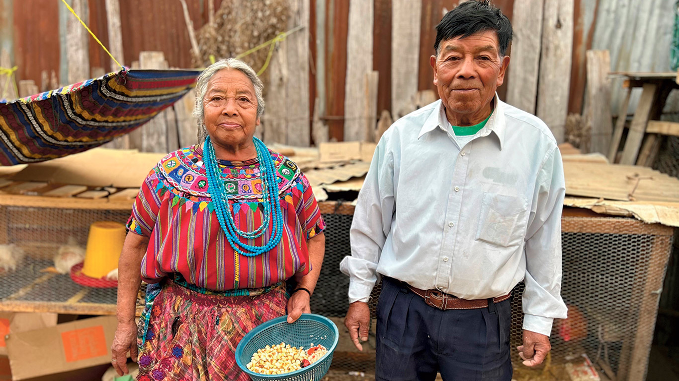 Pendant des années, les parents de Josefina, Maria Brigida Coy et Eulalio Mucia, ont pris le relais de l’éducation des enfants de leur fille lors de ses périodes d’exil. Aujourd’hui, chaque fois qu’elle s’envole pour le Québec, la travailleuse étrangère temporaire redoute de ne pas les retrouver à son retour. Photos : Émélie Bernier