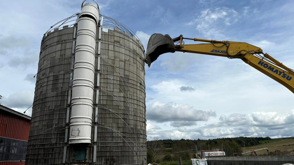 Le producteur laitier Sylvain Charbonneau estime que les producteurs agricoles sont laissés à eux-mêmes quand survient un feu de silo, et déplore le manque de solutions pour mieux prévenir ce genre de situations. 