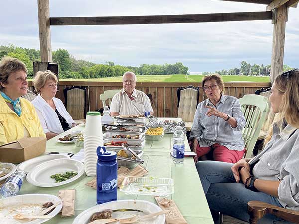 Germaine Beaulieu, Marielle Beaulieu, Guy Beaulieu, Diane Gousse et Catherine Beaulieu conversent dans l’une des pergolas installées dans les champs des Agneaux de Laval, où les clients peuvent pique-niquer avec les victuailles achetées au magasin de la ferme.