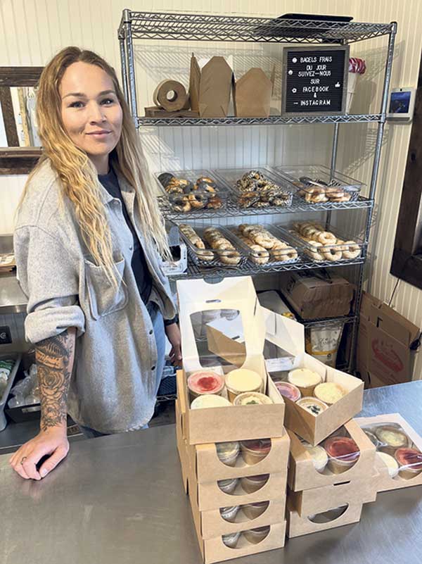 Depuis qu’elle a pris la direction de la boutique de la ferme, Catherine Beaulieu a ajouté de nouveaux produits, comme des bagels faits sur place à consommer avec des fromages à la crème aromatisés.