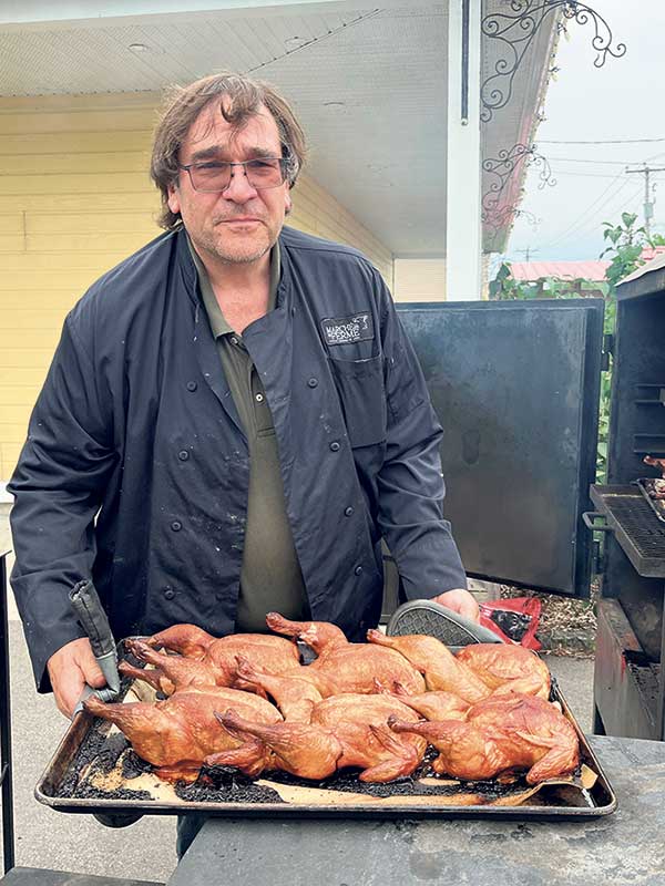 Donald Beaulieu fait rôtir des poulets dans son fumoir tous les samedis et les vend au magasin ou aux clients qui viennent pique-niquer sous les pergolas.