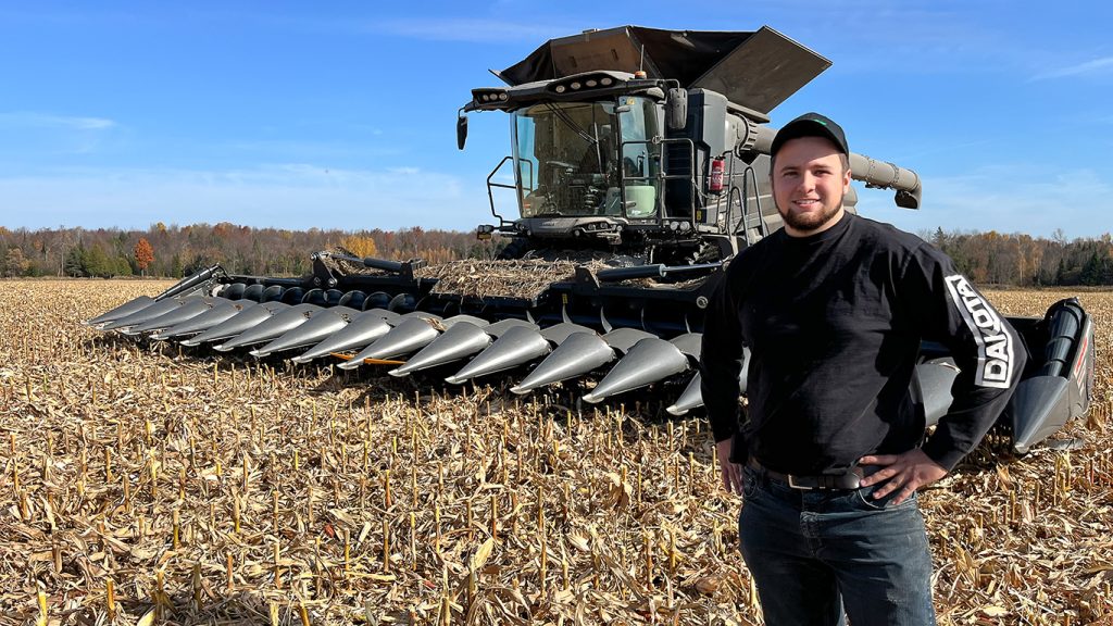 À Compton, en Estrie, Alex Lachance est aux commandes d’une moissonneuse-batteuse géante de marque Fendt de 660 chevaux. Photos: Martin Ménard/TCN