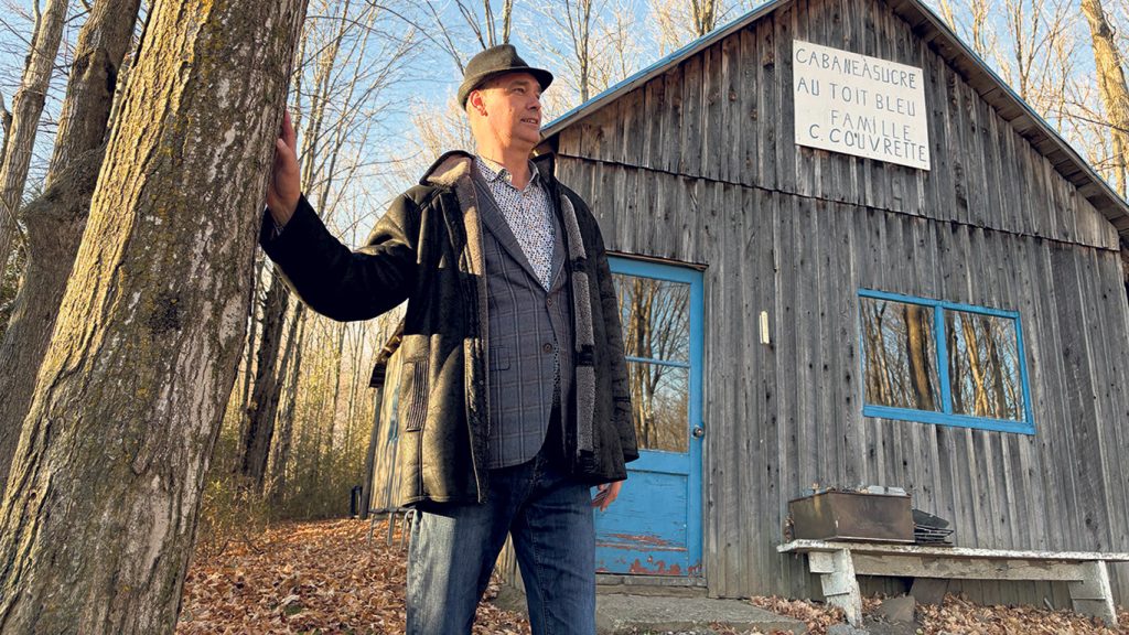 Pour Éric Couvrette, les terres ancestrales de la famille, qu’il est parvenu à reprendre après l’expropriation de ses parents pour la construction de l’aéroport de Mirabel, ont une valeur sentimentale. Son père, Clément, l’a entre autres aidé à y bâtir une cabane à sucre. Photos : Caroline Morneau/TCN