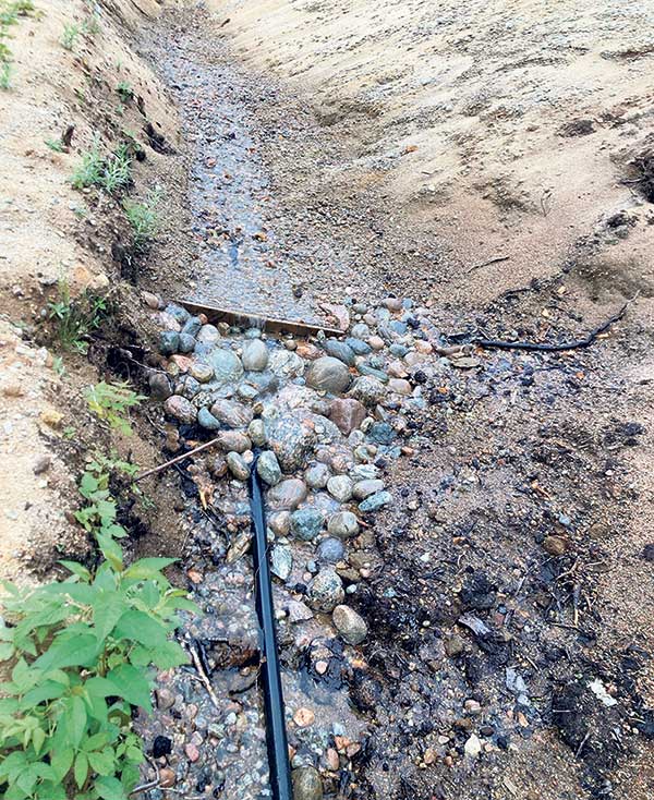 Le système d’approvisionnement en eau potable rejoint une source située à 1 km de distance, dans la montagne. Photo : Gracieuseté de la Ferme Lu-Dy et Fils