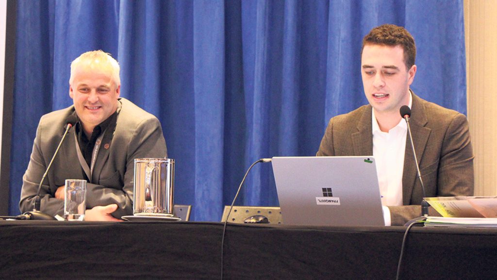 Jimmy Lapointe, président des Éleveurs d’ovins du Québec, et Marc-Olivier Bessette, directeur général par intérim, lors de l’assemblée générale annuelle de l’organisation, à Québec, le 15 novembre. Photo : Patricia Blackburn/TCN