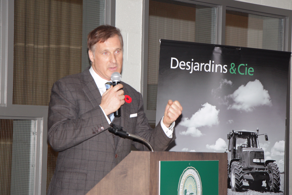 Maxime Bernier a répondu aux questions des journalistes, hier, à l’occasion de l’inauguration du Suprême laitier de Saint-Hyacinthe. © Étienne Dupuis