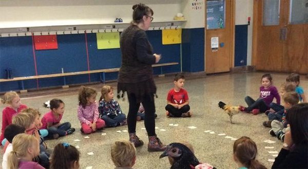 Chance, au premier plan, observe la performance de Tonio devant les enfants du service de garde de l’école Saint-Louis. © Les poules savantes