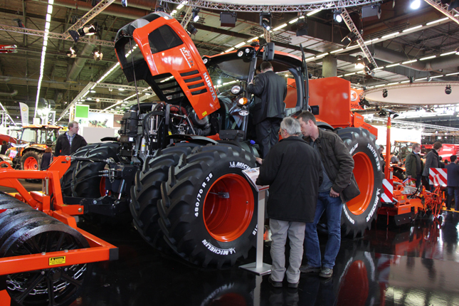 La nouvelle série de tracteurs M7 est le point de mire au kiosque Kubota. © Étienne Dupuis