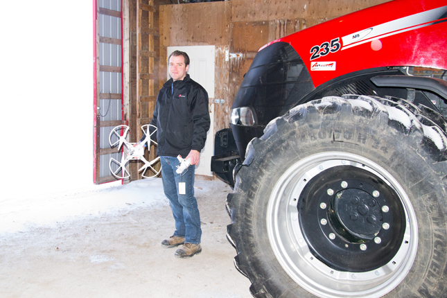 Le producteur de grains Alex Benoit compte un équipement de plus dans son parc de machineries : un drone. © Martin Ménard