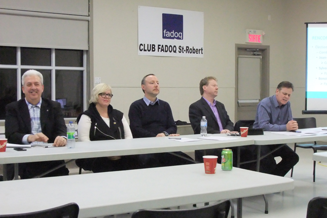 Benoit Théroux, candidat libéral, Sylvie D’Amours, députée de Mirabel et porte-parole en matière d’agriculture de la Coalition Avenir Québec (CAQ), Jean-Bernard Émond, candidat de la CAQ, André Villeneuve, député de Berthier et porte-parole en matière d’agriculture pour le Parti québécois (PQ), et Sylvain Rochon, candidat du PQ. © Annie Bourque