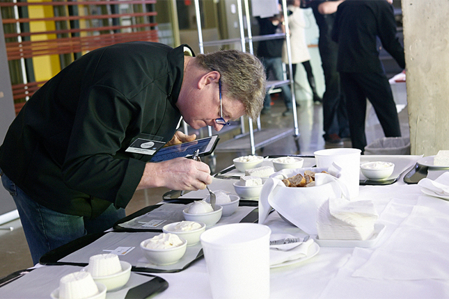 Michael Howell, membre du jury, examine les fromages inscrits dans l’une des 27 catégories du prestigieux Grand Prix des Fromages Canadiens 2015, organisé par Les Producteurs laitiers du Canada. Quatre-vingt-un finalistes ont été sélectionnés et le Grand Champion sera annoncé le 22 avril à Toronto. © Les Producteurs laitiers du Canada