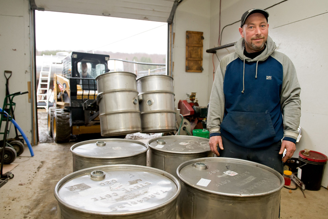 Steve Côté, acériculteur de Sawyerville en Estrie, s’est fait saisir une centaine de barils de sirop d’érable en 2013. © La Tribune