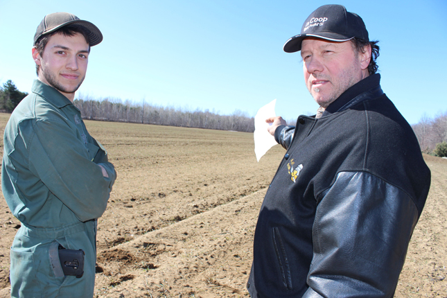 Réjean Beauparlant ne veut pas voir les tuyaux de TransCanada Pipelines sur ses terres. Et son fils Jean-Christophe, 21 ans, qui fait partie de la relève familiale, s’inquiète des impacts négatifs sur l’environnement. © Yvon Laprade