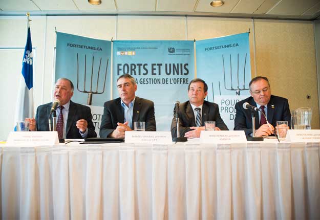 Le ministre de l’Agriculture du Québec, Pierre Paradis, le président de l’Union des producteurs agricoles, Marcel Groleau, le président d’Agropur, Serge Riendeau, et le président de La Coop fédérée, Denis Richard, ont tous insisté sur l’importance de la gestion de l’offre pour l’économie du Québec. © Martin Ménard