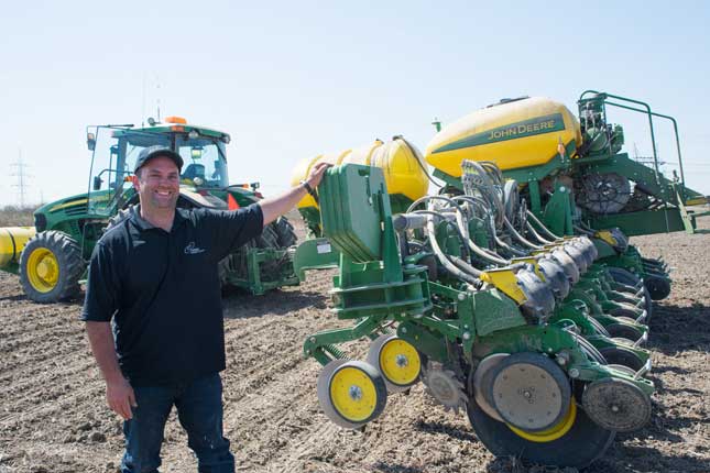 Le semoir de 15 mètres de largeur tiré par un tracteur articulé des Fermes Belvache. © Martin Ménard