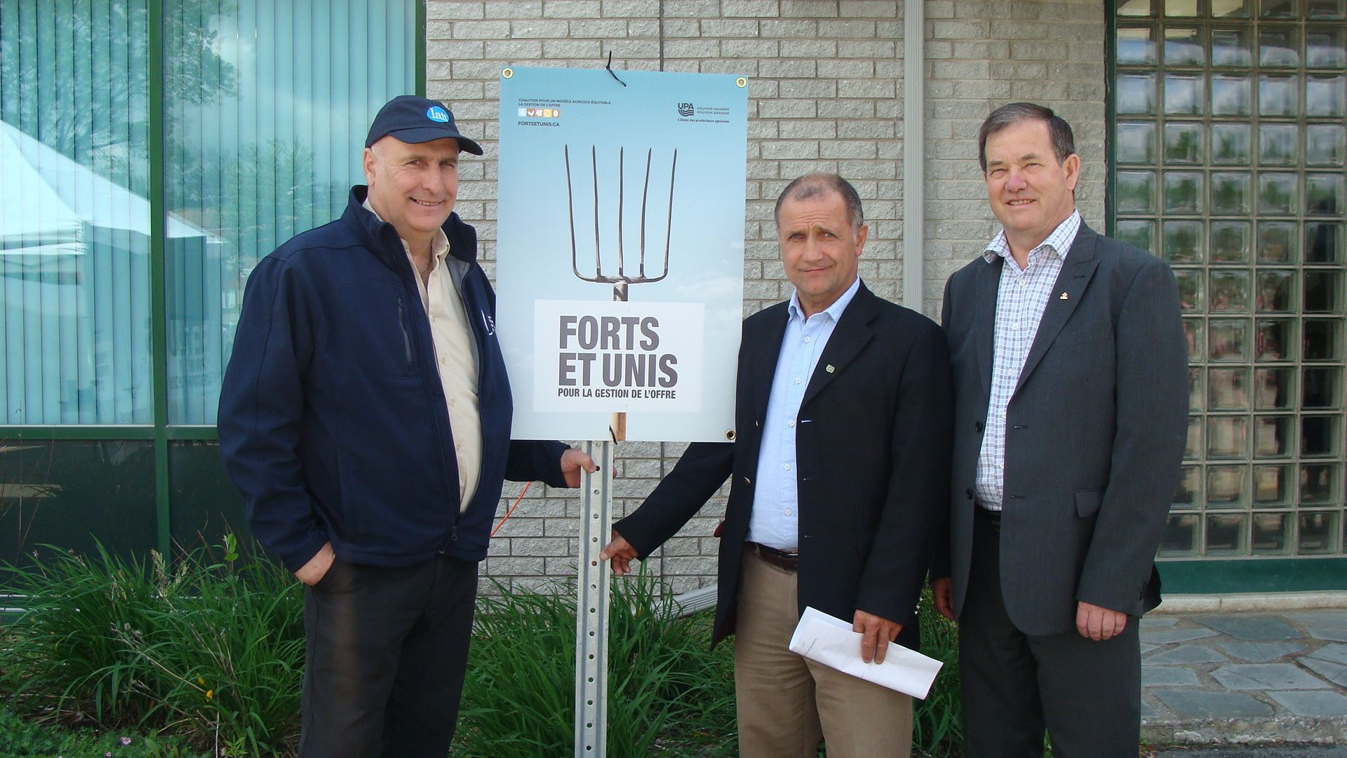 La campagne « Forts et unis pour la gestion de l’offre » a été lancée en Estrie. Sur la photo : les présidents des Producteurs de lait du Québec, de l’UPA de l’Estrie et de la coopérative Agropur. © Valéry Martin