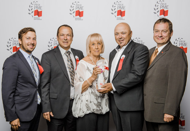 Patrice, Clermont, Thérèse et Sylvain Riendeau ont accepté le trophée du Prix PME 2015 de la Banque Nationale dans le secteur agricole. Richard Derome, directeur du service aux entreprises, les accompagne. © Gracieuseté Banque Nationale