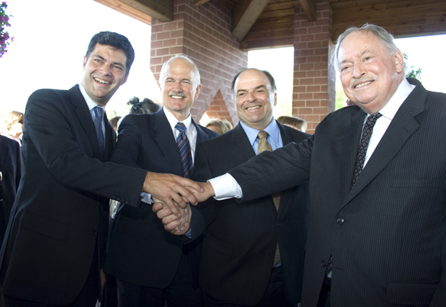 À l’été 2008, Jacques Parizeau avait assisté à la fête donnée à Shawinigan pour souligner le départ de Laurent Pellerin. Mario Dumont, alors chef de l’Action démocratique du Québec, et le regretté Jack Layton, chef du Nouveau parti démocratique, les accompagnaient. © Archives/TCN