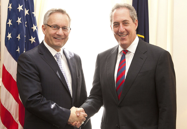 Le ministre du Commerce canadien, Ed Fast, et son homologue américain, Michael Froman. Crédit photo : MAECD