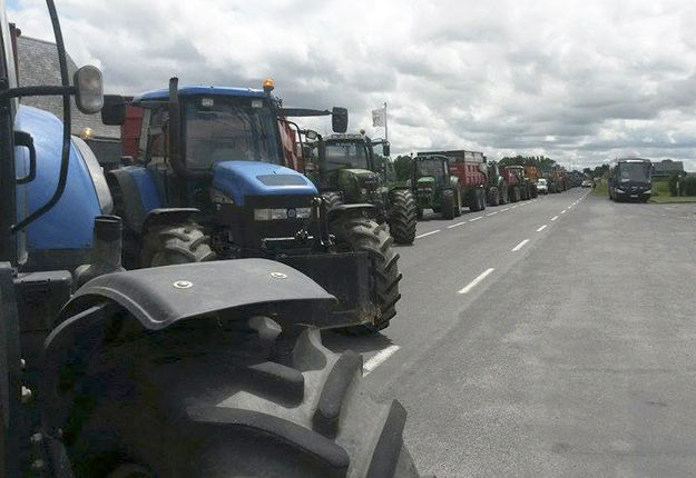 Une centaine de tracteurs ont bloqué une route près du Mont-Saint-Michel, en France. Crédit photo : Facebook