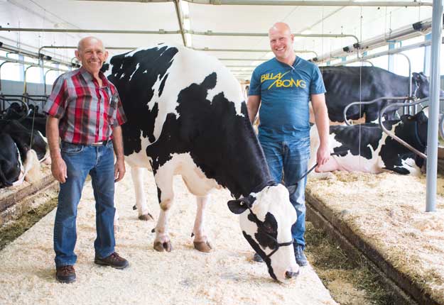 Les Fleury, père et fils, mentionnent que leur troupeau a atteint un niveau de génétique intéressant, que leurs installations sont à jour, notamment avec le système d’alimentation automatique de la pouponnière. Ce sont autant de raisons qui les ont motivés à recevoir leurs confrères éleveurs dans le cadre du Pique-nique Holstein. © Martin Ménard