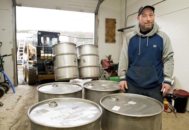 En 2013, Steve Côté s’est vu saisir une centaine de barils de sirop d’érable. Photo : Gracieuseté La Tribune/Jessica Garneau