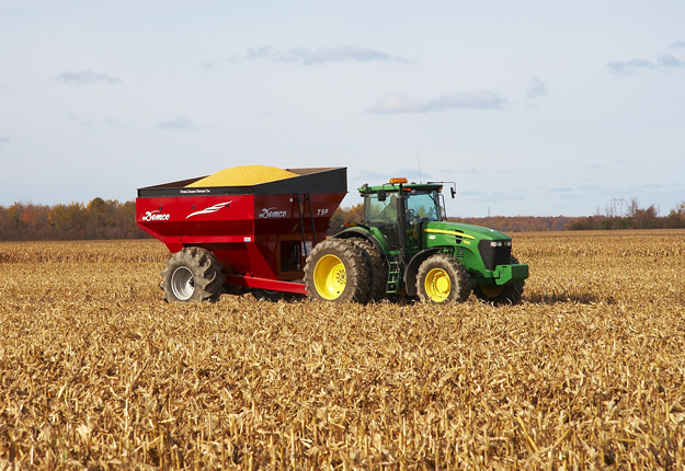 Des producteurs au sud de Montréal ont récolté certains de leurs champs, afin de profiter de prix élevés pour la vente immédiate. Un bon coup puisque la valeur des bases a chuté depuis. Crédit photo : Martin Ménard/TCN