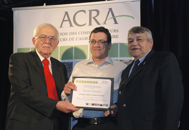 Martin Ménard (au centre) recevait deux prix de journalisme des mains de Claude Lambert et Marc Lestage. Crédit : Éva Larouche/Financement agricole Canada