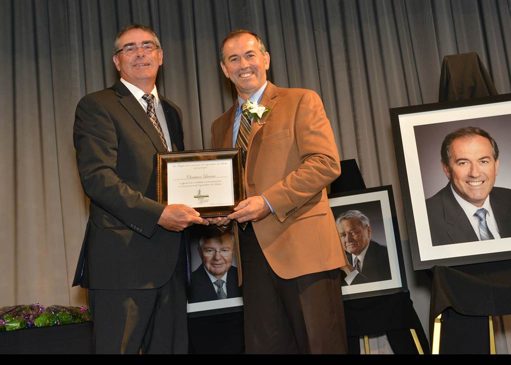 Le président de l’UPA, Marcel Groleau a félicité Christian Lacasse, qui a été intronisé au Temple de la renommée de l’agriculture du Québec, hier soir. © Pab Photographies Inc