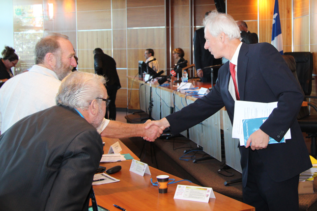 Stéphane Dion, représentant du Parti libéral du Canada, a salué tous les membres du conseil général de l’UPA. Crédit : Thierry Larivière