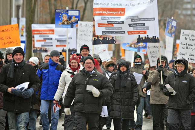 Le 28 novembre 2013, les producteurs de lait manifestaient contre l'accord de libre-échange avec l’Union européenne. Jeudi prochain, ils accueilleront les chefs à l’occasion du débat en français afin d’obtenir des engagements fermes concernant la défense de la gestion de l’offre dans le cadre des négociations du Partenariat transpacifique (PTP). © Archives/TCN