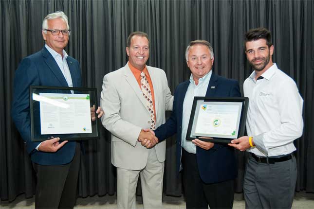 Les fiers récipiendaires ; M. Claude Labrecque, vice-président, développement corporatif, M. Pierre G. Fillion, PDG de la Fédération des Plastiques et Alliances Composites (FEPAC), M. Alain Poirier, président de Soleno et M. Guillaume Villemure, directeur développement et approvisionnement de Soleno Recyclage. © Soleno