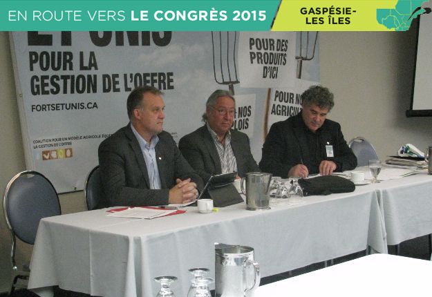 Le 2e vice-président générale de l'UPA, Martin Caron (à gauche), était présent à l'Assemblée générale. À sa droite, Christian Côté, président de l'UPA Gaspésie-les-Îles et son directeur, Marc Tétreault. Crédit : Karina Espinoza-Rivière