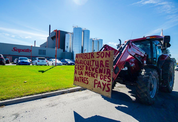 L’idée de bloquer des usines laitières qui utilisent du lait diafiltré importé commence à se propager sur les réseaux sociaux. Crédit photo : Martin Ménard/TCN