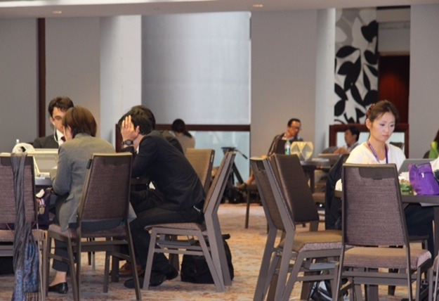 Les journalistes qui couvrent le PTP à Atlanta, dont plusieurs Japonais, attendent souvent dans la salle de presse puisque les ministres et les négociateurs sont très peu accessibles. Crédit photo : Thierry Larivière