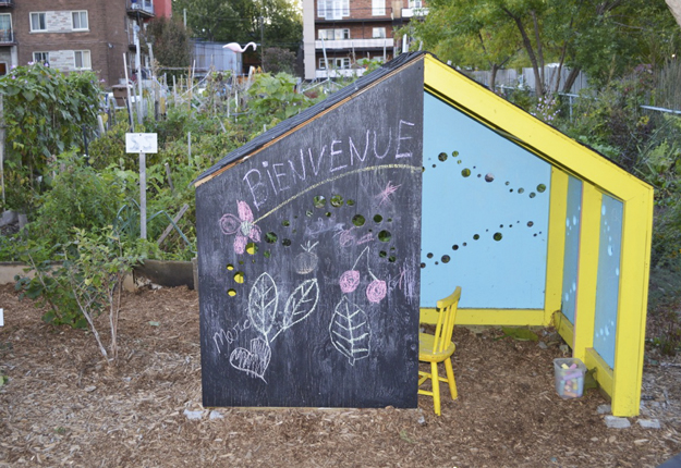 Les bénévoles du jardin communautaire Basile-Patenaude ont construit de leurs mains la nouvelle aire de jeux pour la cinquantaine d’enfants qui fréquentent les lieux. Crédit photo : Myriam Laplante El Haïli