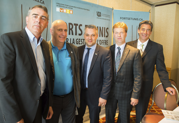 Marcel Groleau de l'UPA, Bruno Letendre des Producteurs de lait du Québec, Pierre-Luc Leblanc des Éleveurs de volailles du Québec, Paulin Bouchard de la Fédération des producteurs d'oeufs du Québec, Gyslain Loyer du Syndicat des producteurs d'oeufs d'incubation du Québec. Crédit : Martin Ménard / TCN. Crédit : Martin Ménard / TCN