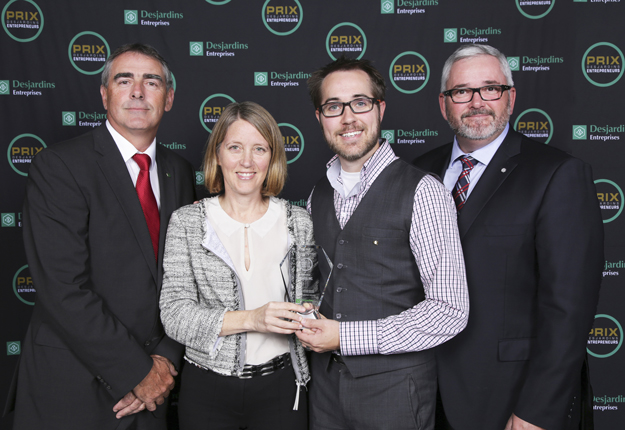 Marcel Groleau, président de l’Union des producteurs agricoles, Claudia Désilets et Jean-Philippe Désilets, respectivement présidente et vice-président d’Acti-Sol, et Alain Gagnon, vice-président aux marchés agricole et agroalimentaire chez Desjardins Entreprises. Crédit photo : Desjardins