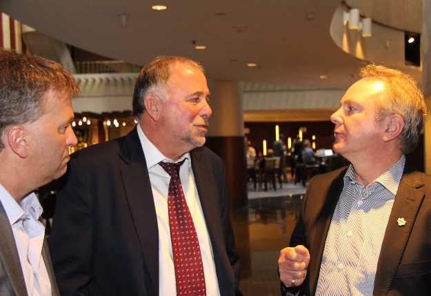 Paulin Bouchard, président de la Fédération des producteurs d’œufs, le ministre Paradis et Serge Lefebvre, producteur et président du Groupe Nutri. Crédit : Thierry Larivière