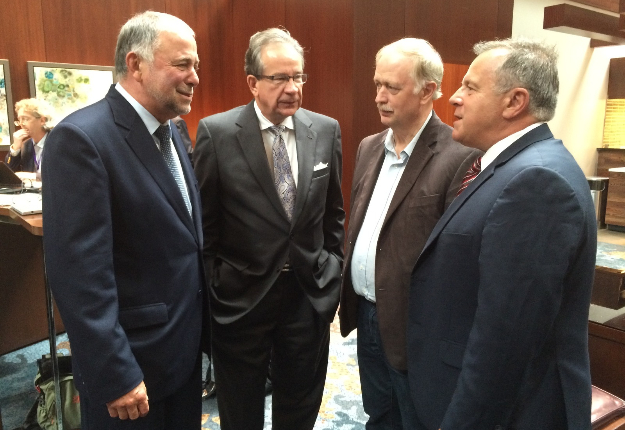 Les ministres de l'Agriculture du Québec, de l’Ontario, de la Nouvelle-Écosse et du Nouveau-Brunswick, respectivement Pierre Paradis, Jeff Leal, Keith Colwell et Rick Doucet.