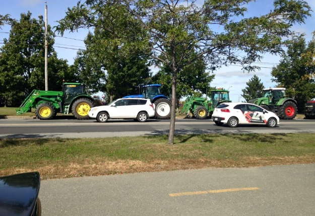 À la suite des manifestations de producteurs à Victoriaville, Parmalat a décidé de refuser neuf camions-citernes de lait du Québec. Crédit photo : Martin Ménard