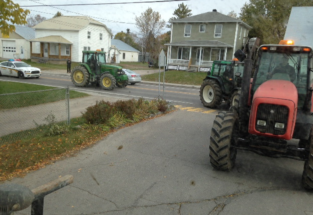 Au Lac-Saint-Jean, et un peu partout au Québec, des producteurs votent aujourd’hui en tracteur pour se faire entendre. Crédit photo : Olivier Delisle