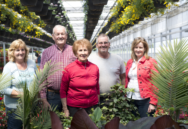 Gina, Linda, Raymonde, Ronald et Willy Haeck, Michel Bourgeois et Richard Cormier, les lauréats de la médaille d’or de l’Ordre national du mérite agricole. Crédit photo : © MAPAQ