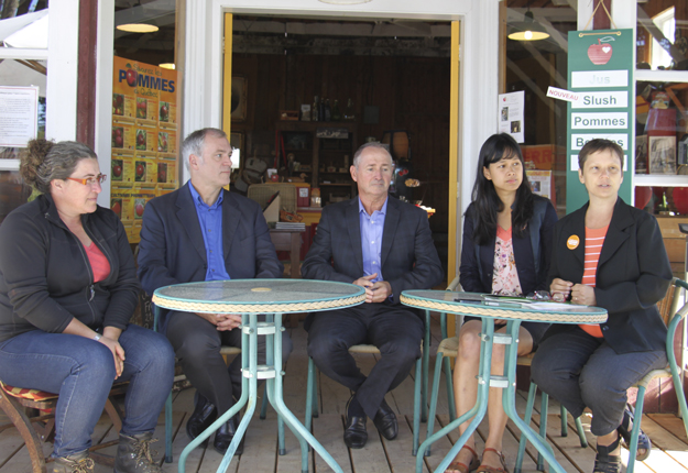 Stéphanie Levasseur, présidente des PPQ, Denis Hamel, directeur général de la FERME, André Plante, directeur général de l’APMQ, Anne Minh-Thu Quach, candidate du NPD dans Salaberry-Suroît, et Catherine Lusson, candidate du NPD dans Brome-Missisquoi, étaient en conférence de presse au verger Au cœur de la pomme à Frelighsburg pour discuter des enjeux de main-d’œuvre agricole. Crédit photo : Martine Giguère/TCN