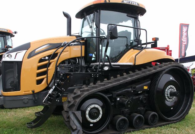 Le MT775E de Challenger. Ses chenilles montées sur cinq essieux optimisent la répartition du poids et la traction, en minimisant le compactage. Crédit photo : Hubert Brochard