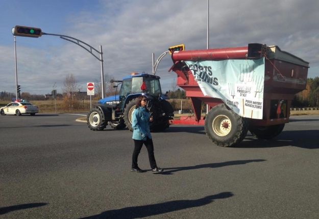 Manifestation à Lacolle contre les importations de protéines laitières.