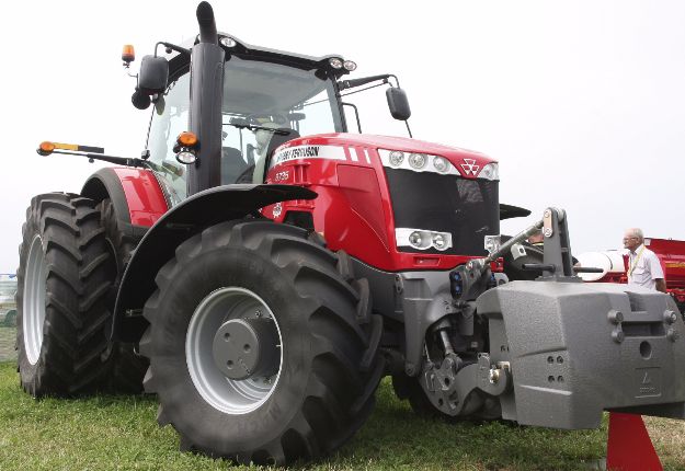 Le MF8735 de Massey Ferguson offre puissance, confort et technologie de pointe, avec un dispositif antipollution conforme à la norme Tier4B pour 2015. Crédit photo : Hubert Brochard